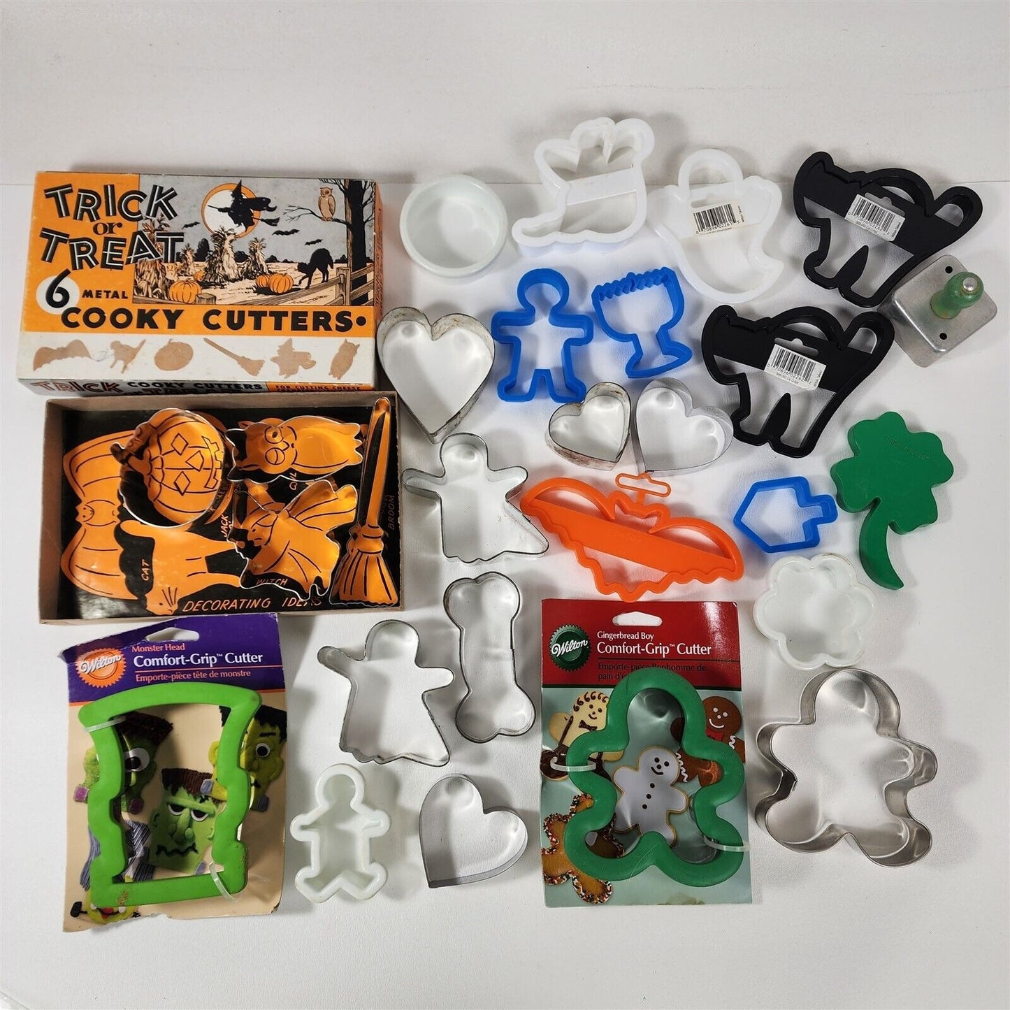 Vintage 27 Piece Lot of Cookie Cutters Halloween Wilton Metal Plastic