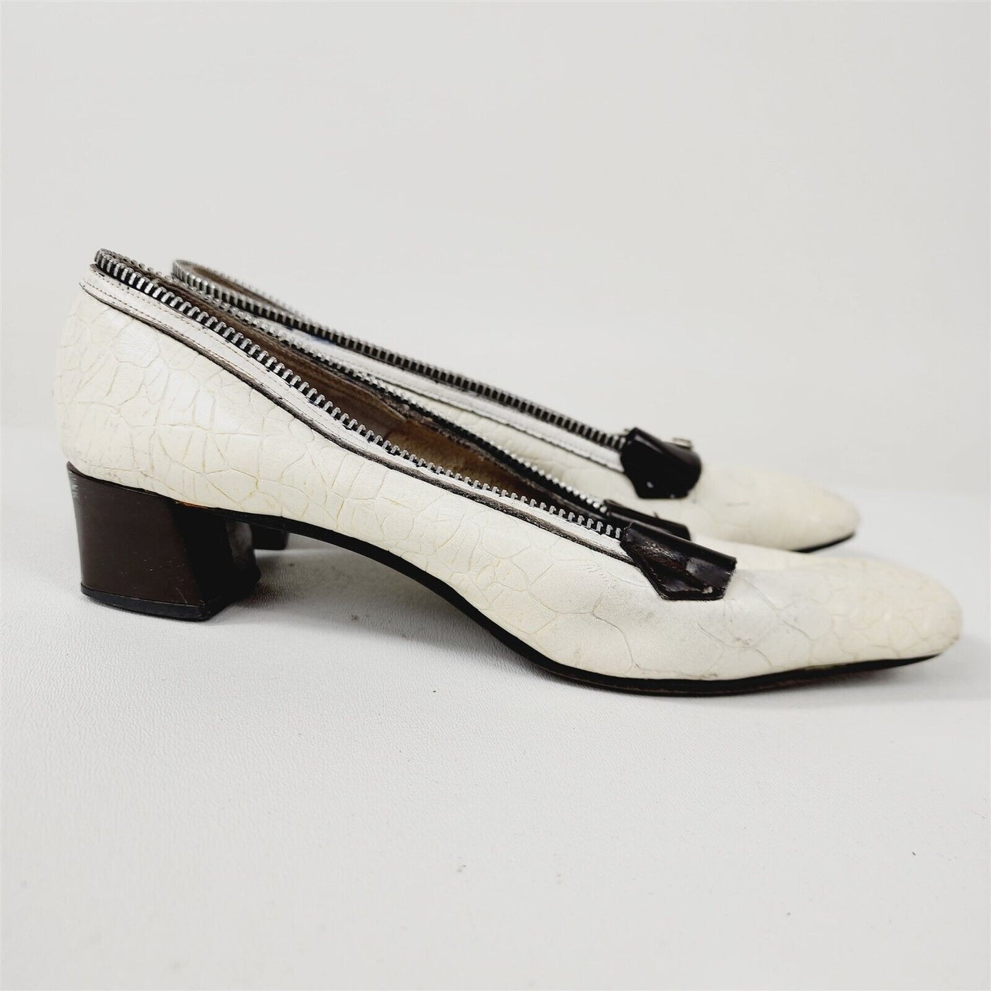 Vintage La Piuma White Leather Silver Buckle Zipper Trim Heels