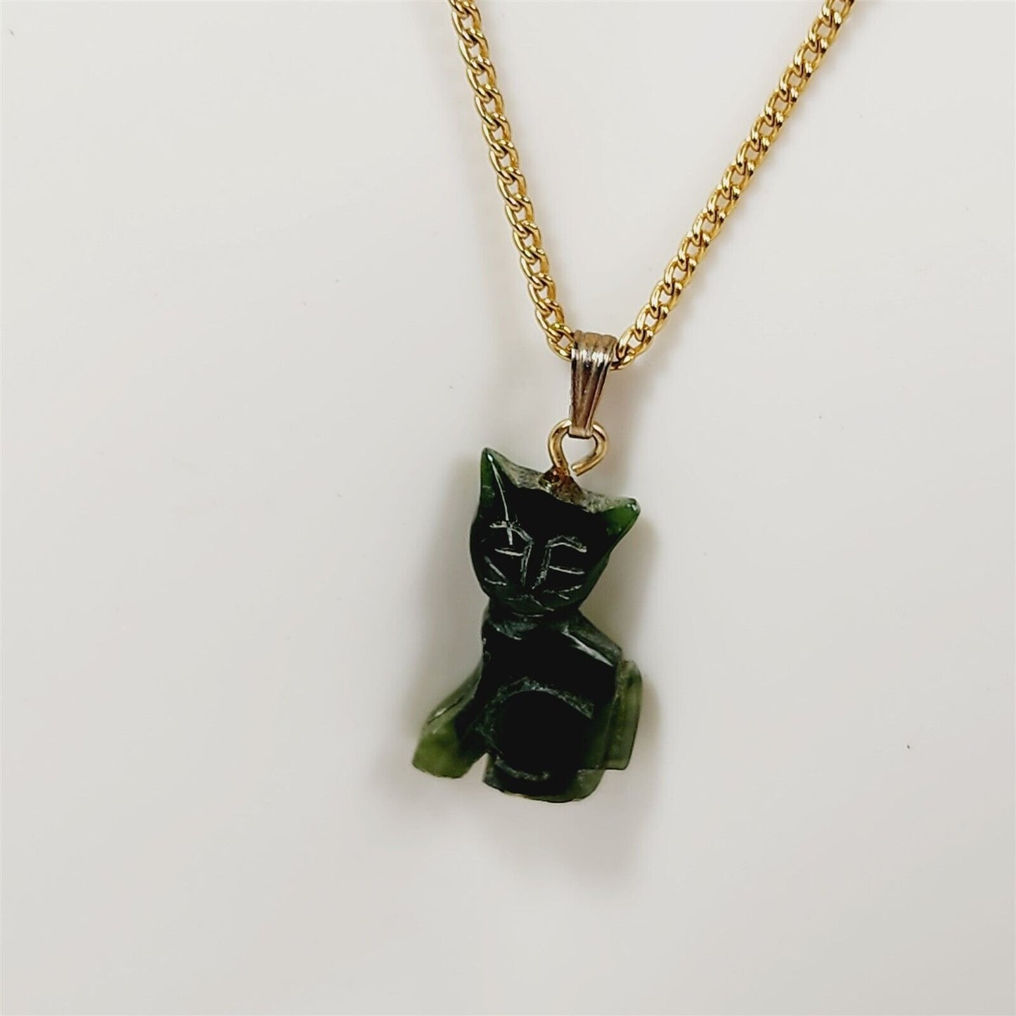 Vintage Gold Tone Green Stone Carved Cat Pendant Necklace - 18"