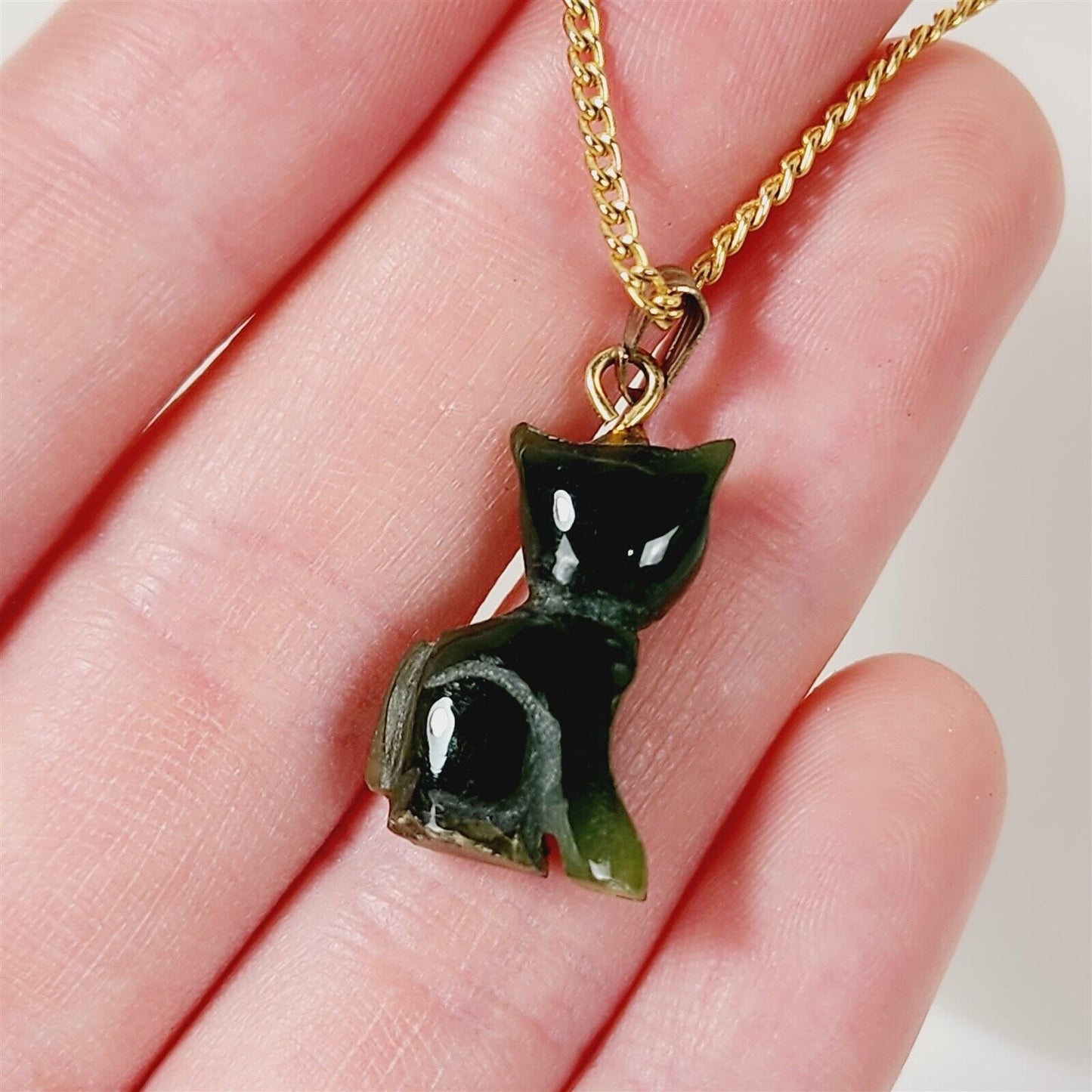 Vintage Gold Tone Green Stone Carved Cat Pendant Necklace - 18"