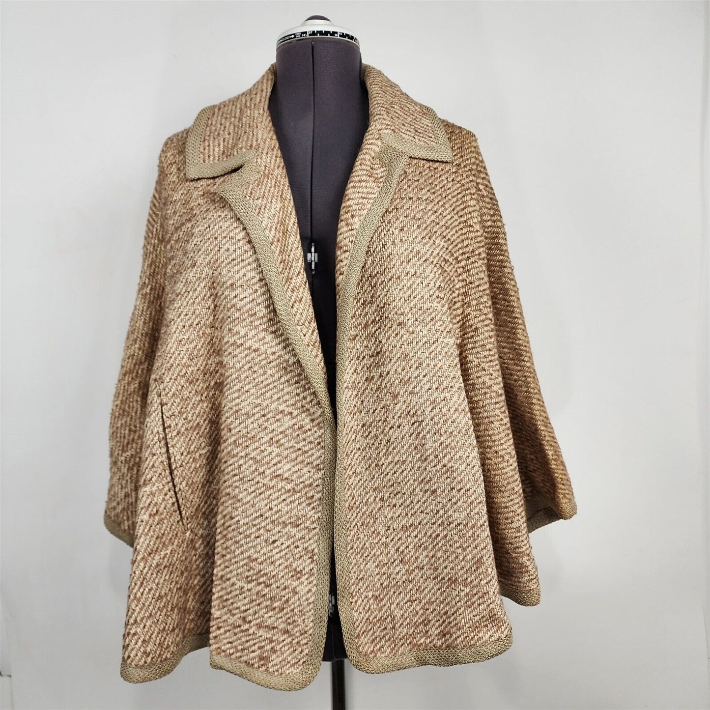 Vintage Cream Beige Wool Tweed Collared Cape Ponchowith Pockets